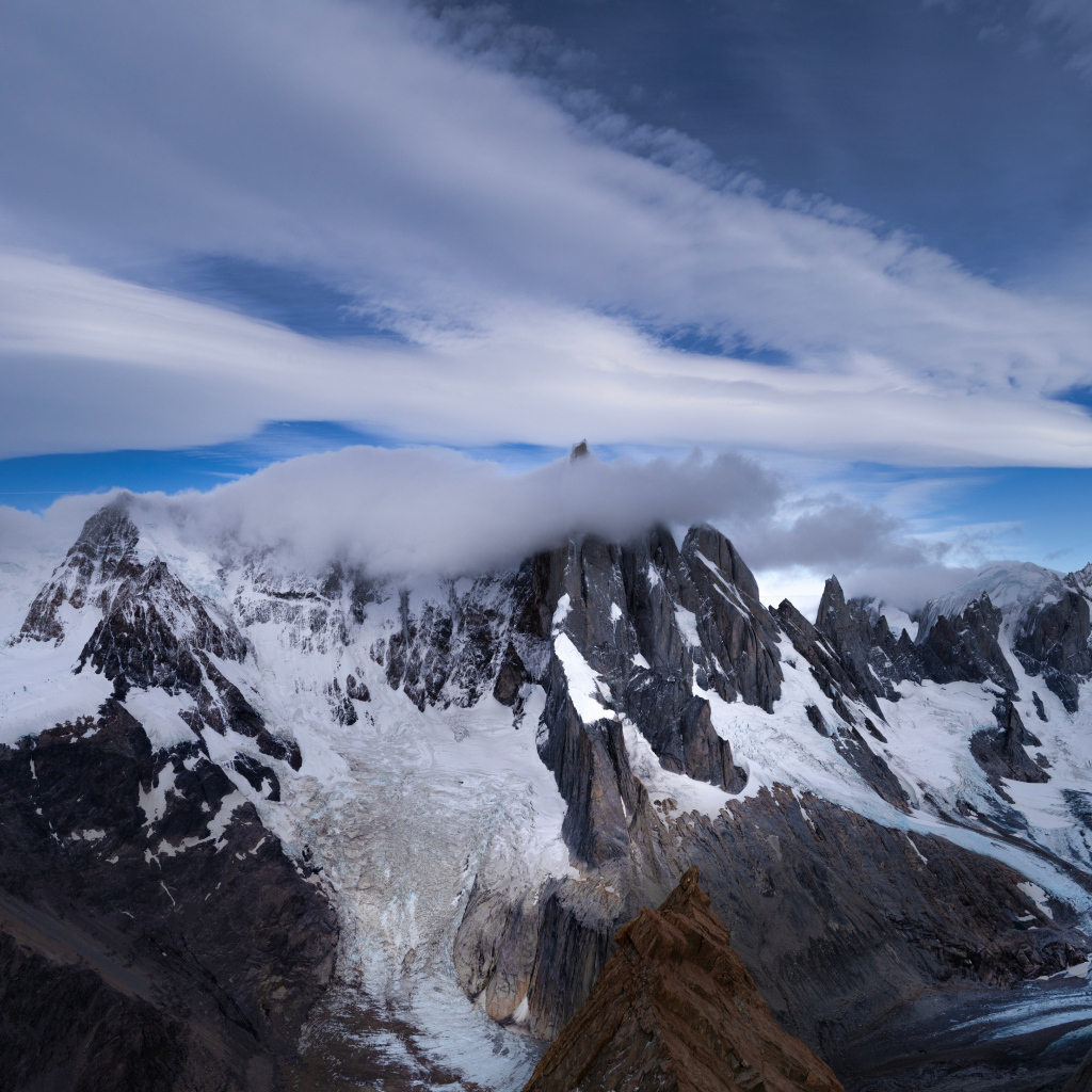 Белые облака над холодными заснеженными горами