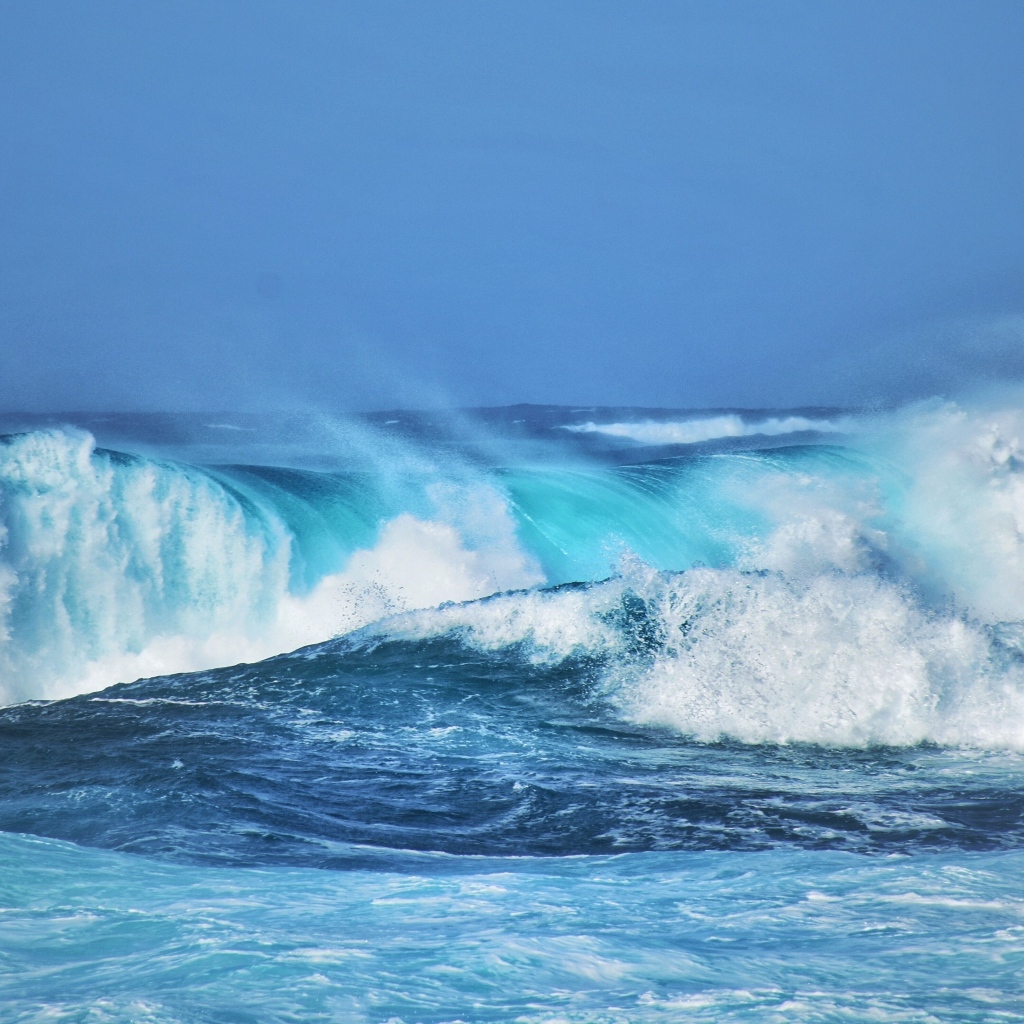 Большие белые волны в океане