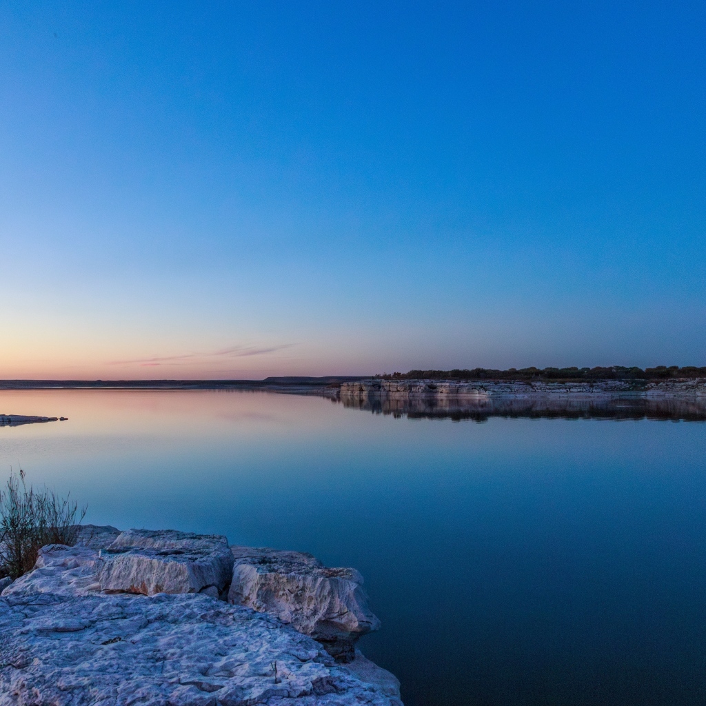 Голубое небо над водой на рассвете