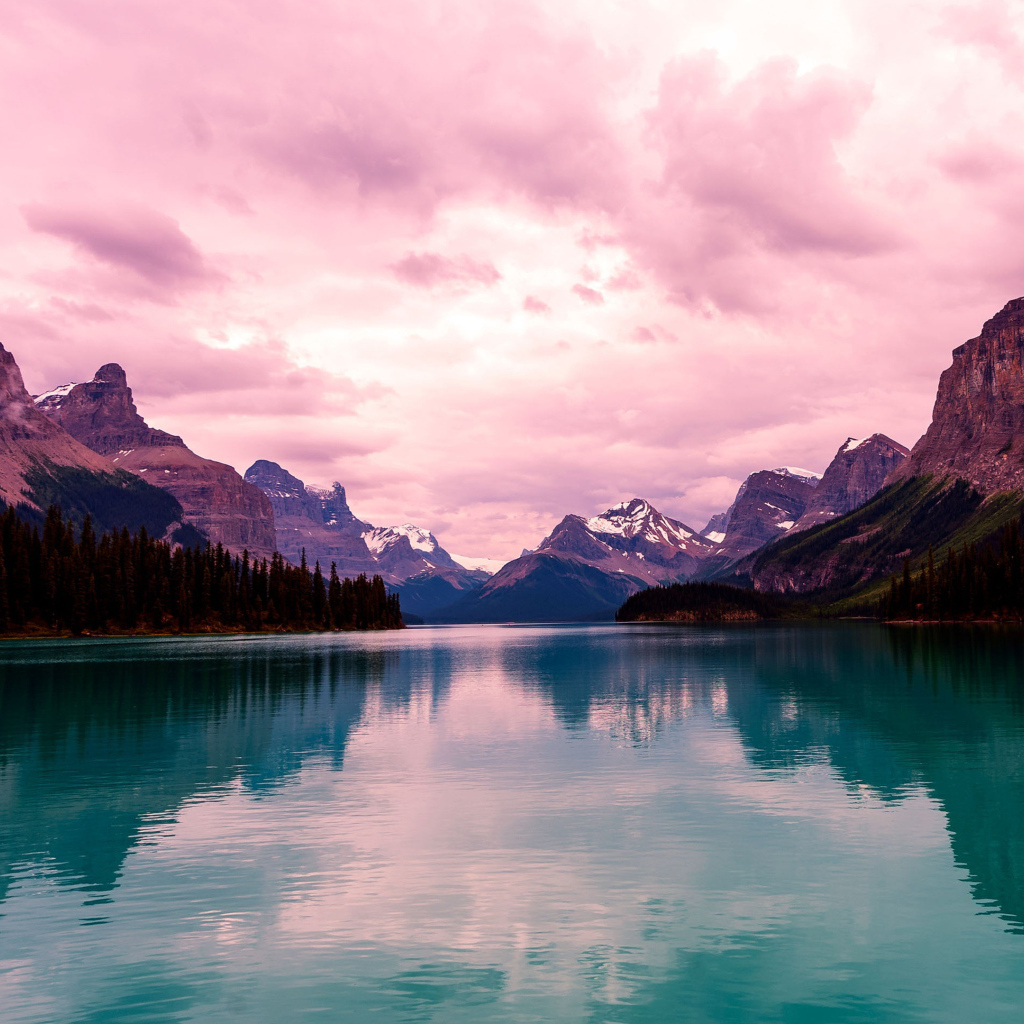 Голубая вода в озере в горах 