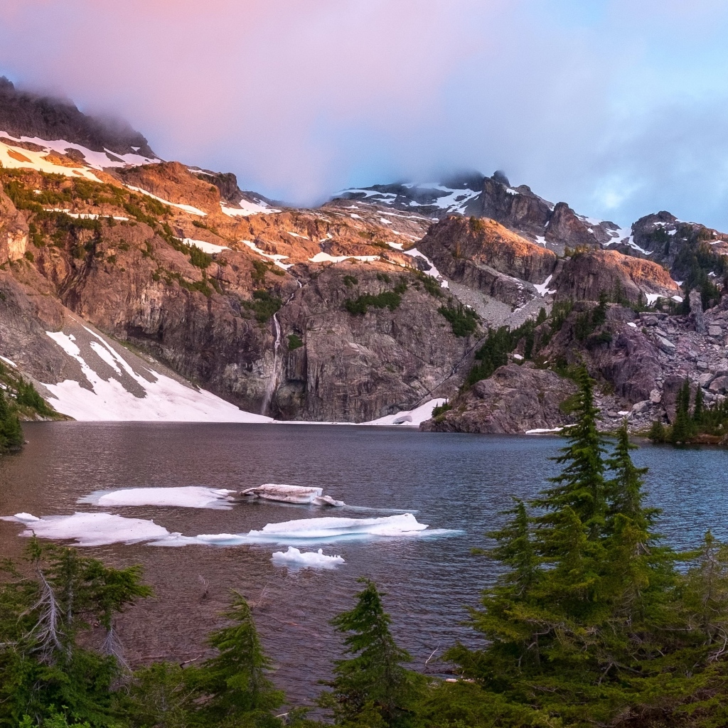 Лед в воде горного озера весной