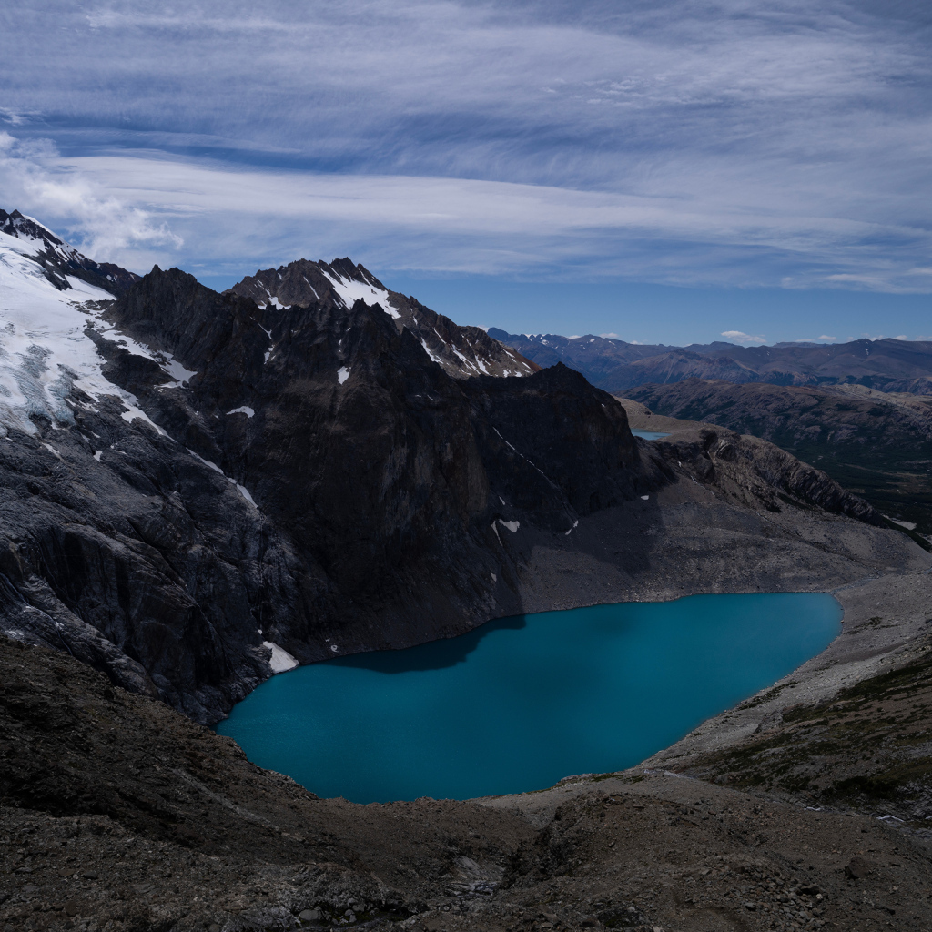 Вид на голубое горное озеро, Патагония. Аргентина