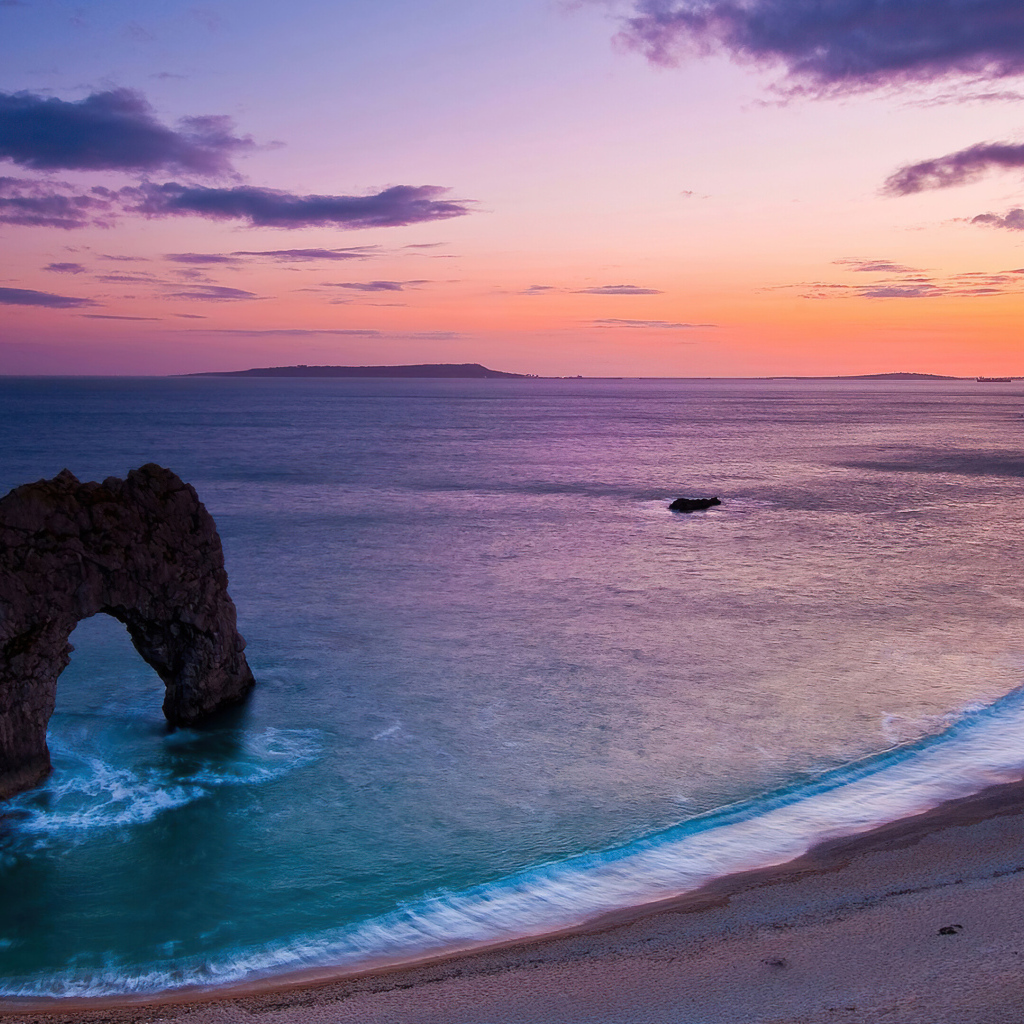 Красивый вид на берегу моря и арку в скале под красивым небом 