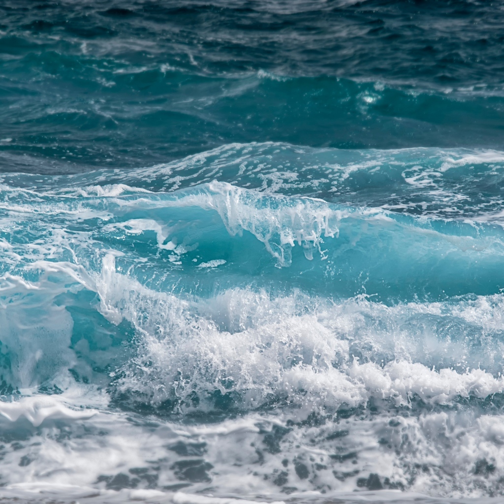 Голубые бушующие волны крупным планом