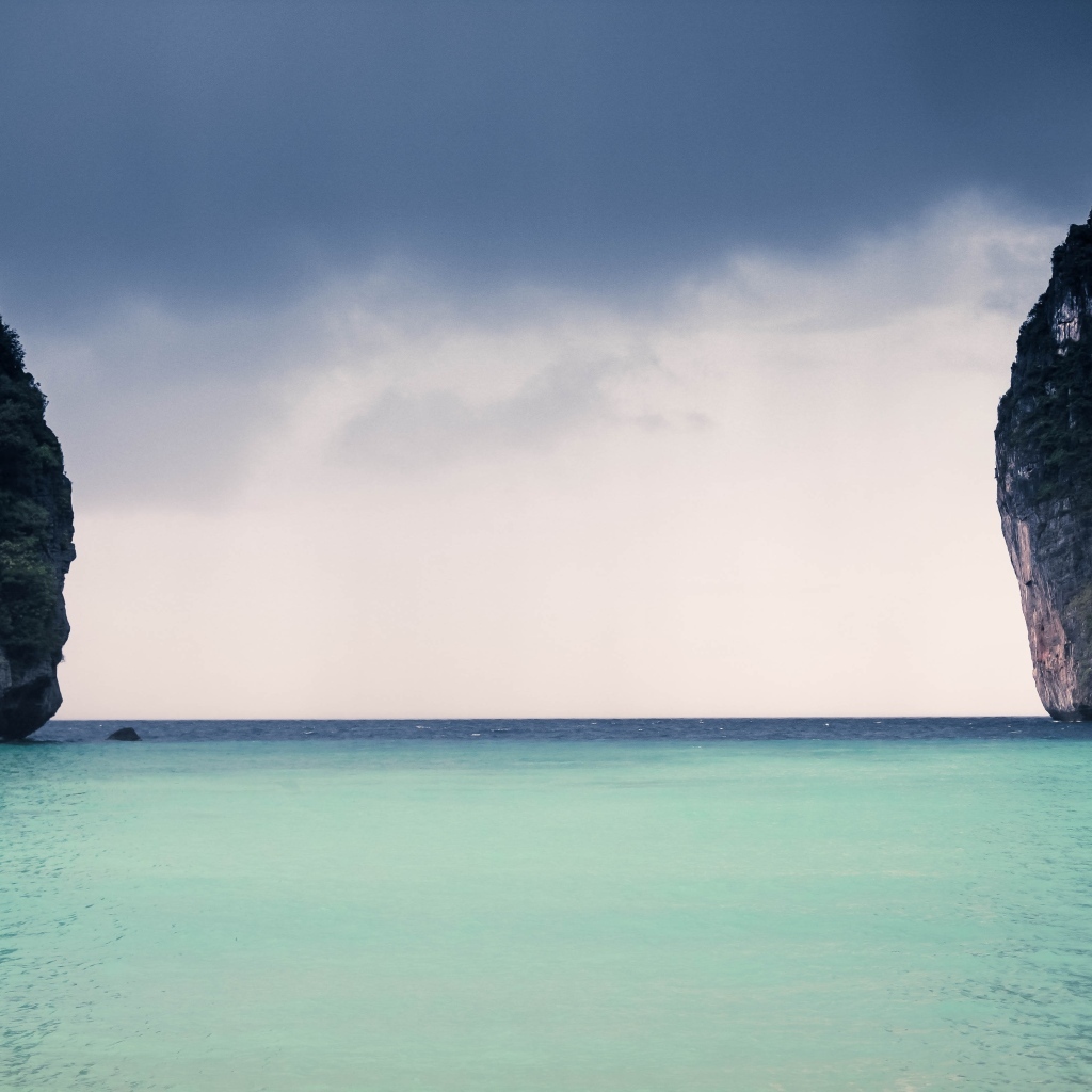 Голубая вода залива между скал