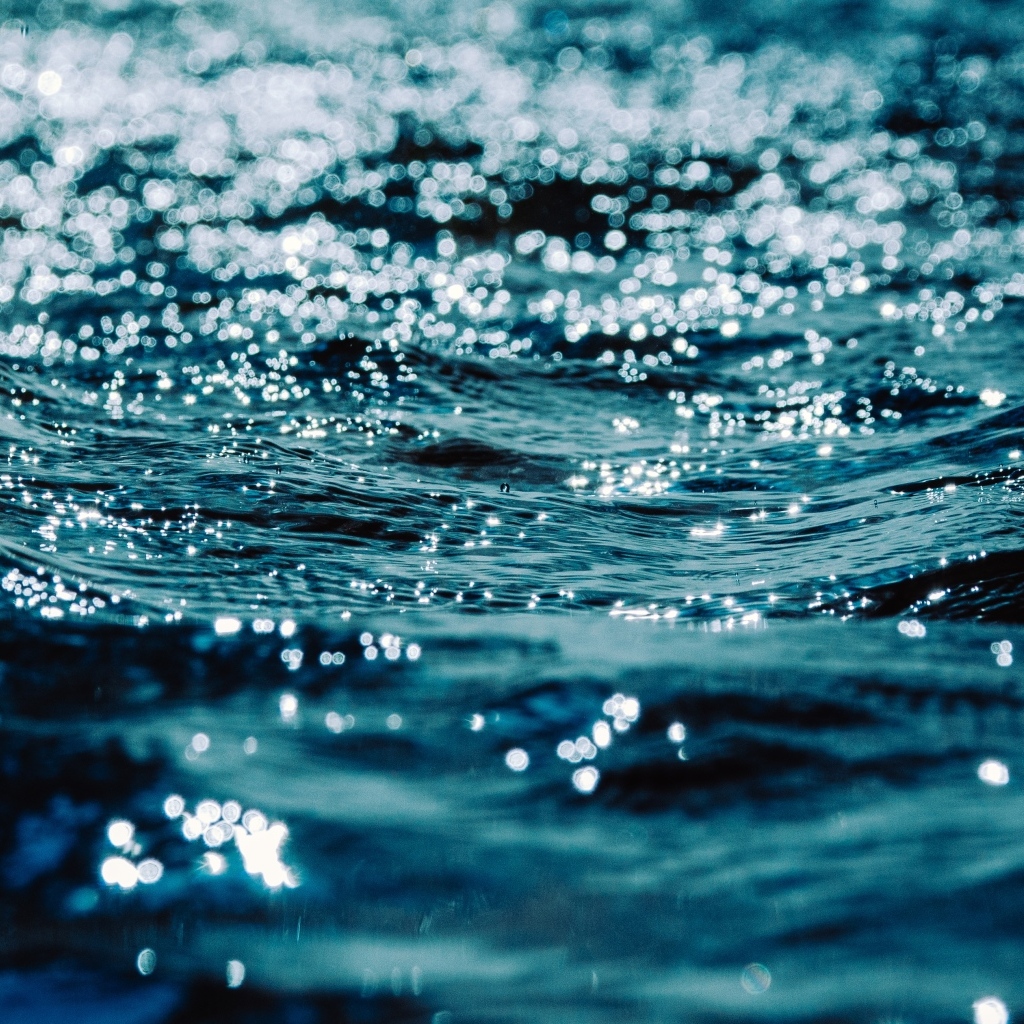 Спокойная черная морская вода