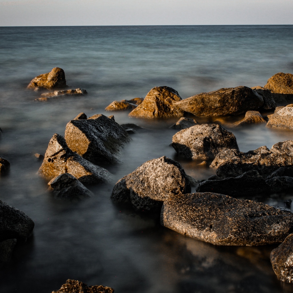 Большие камни в море на берегу