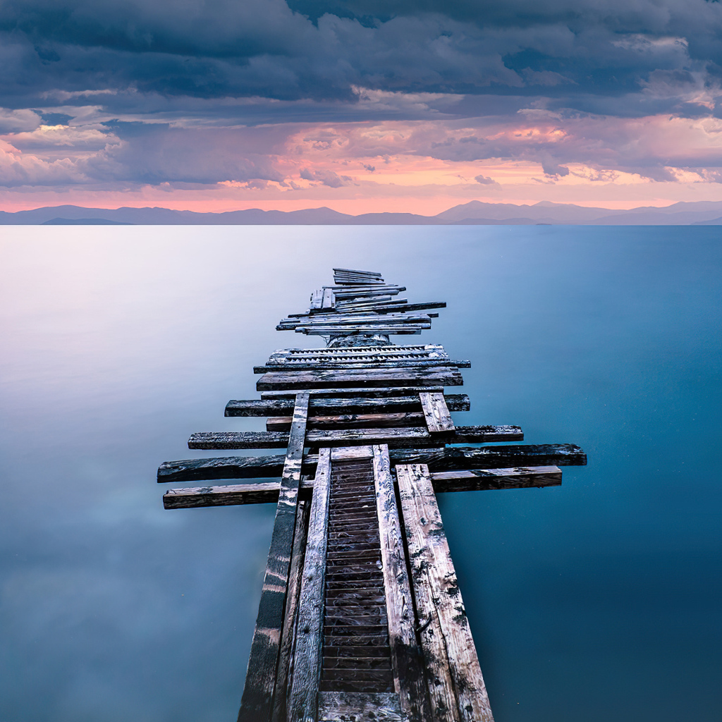 Старый разрушенный мост на берегу океана