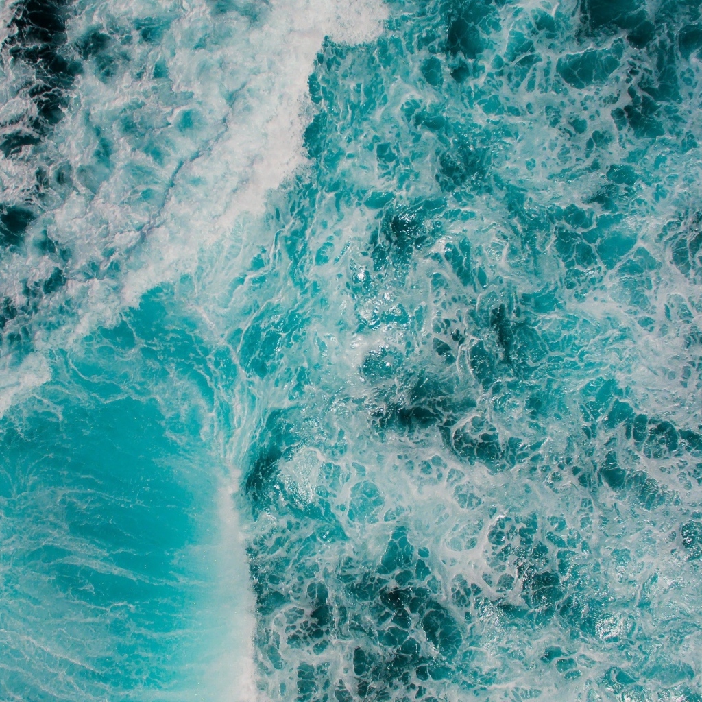 Бушующая голубая вода океана вид сверху