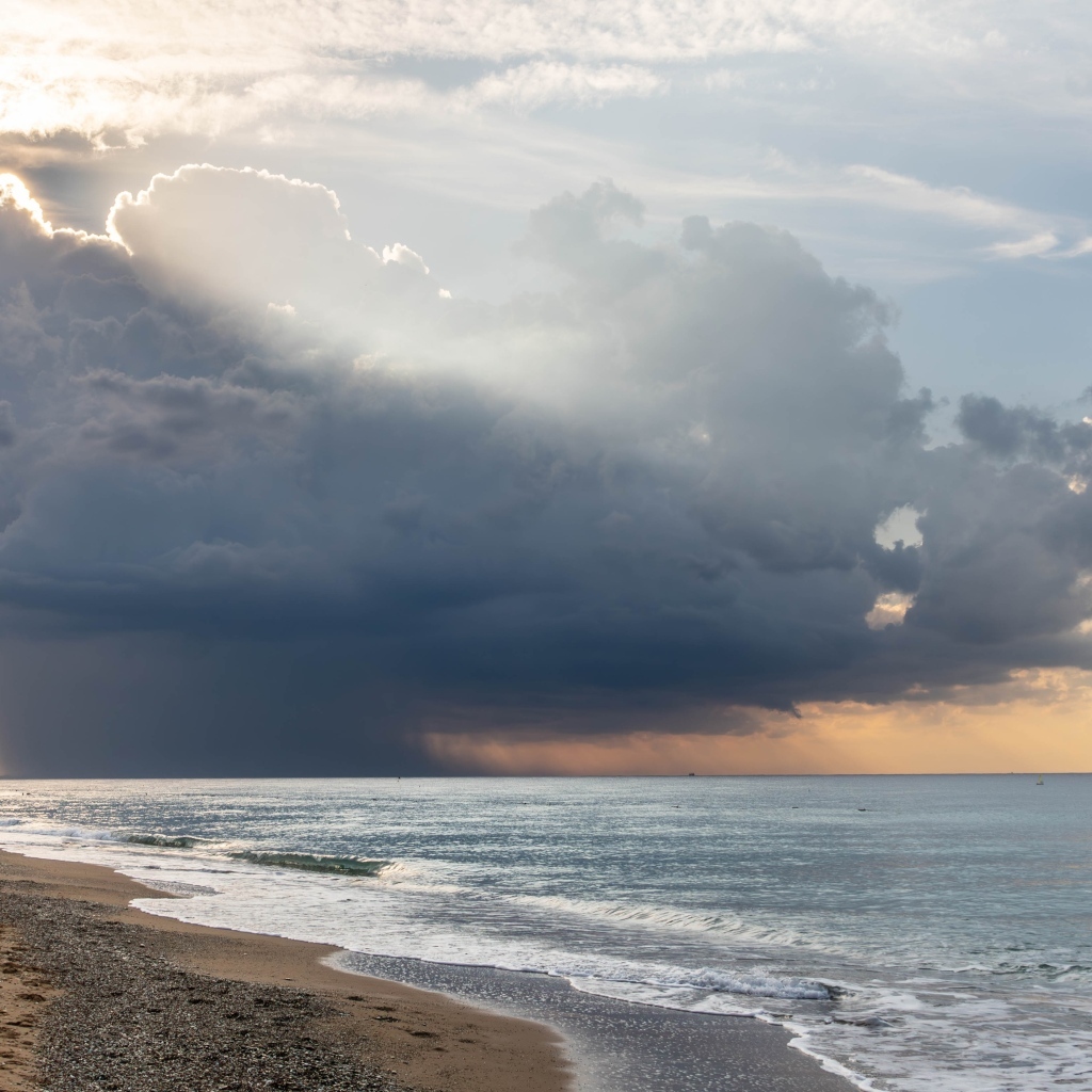 Шторм в небе над морем с белыми волнами