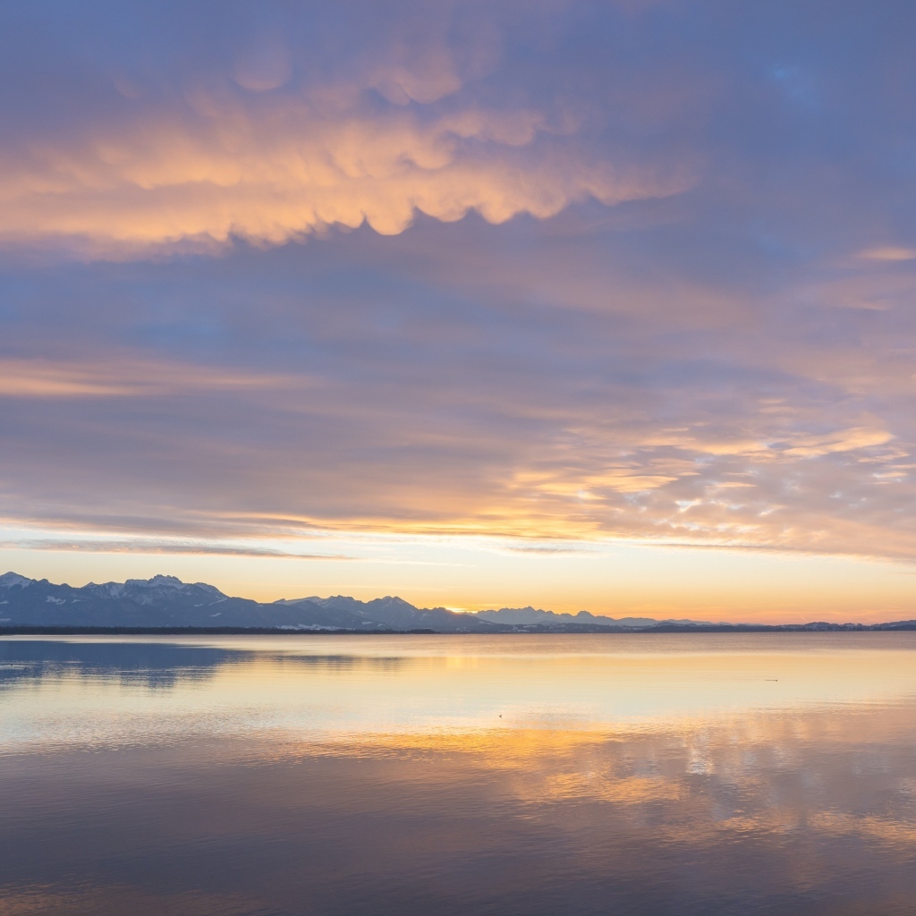 Красивый рассвет над озером в небе летом