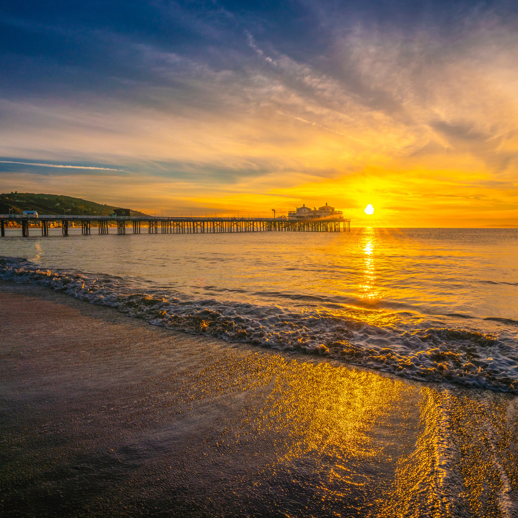 Красивый вид на закат солнца на берегу моря