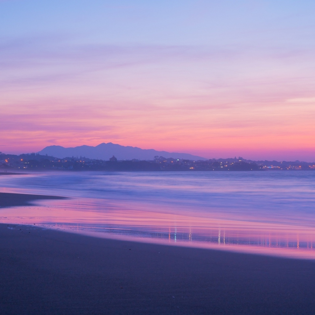 Сиреневый закат над морем в сумерках
