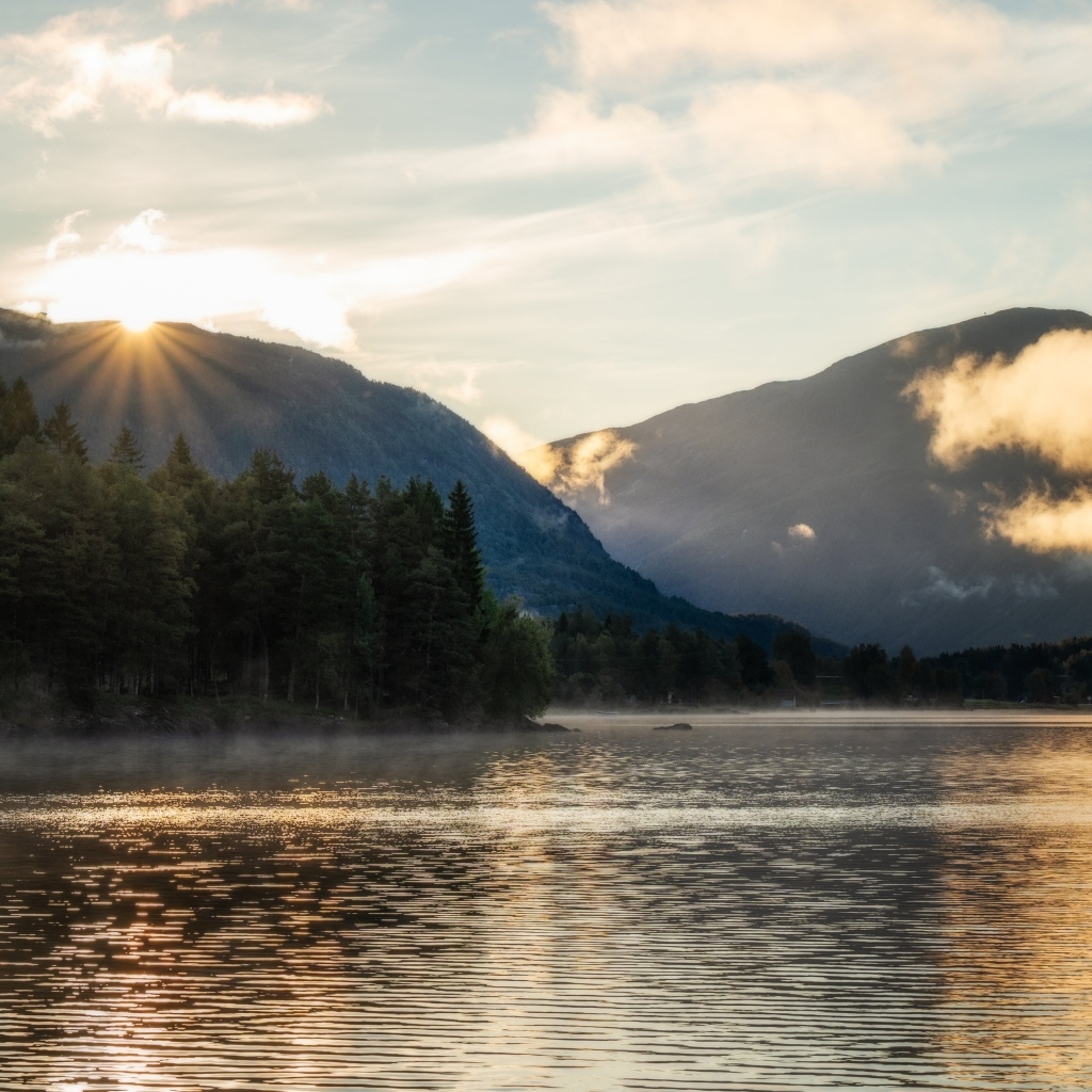 Горы и спокойное озеро на закате солнца