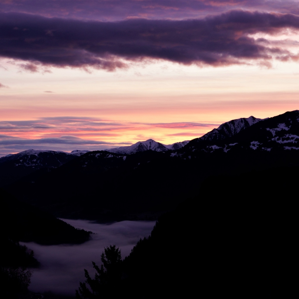 Розовый закат над покрытыми снегом горами