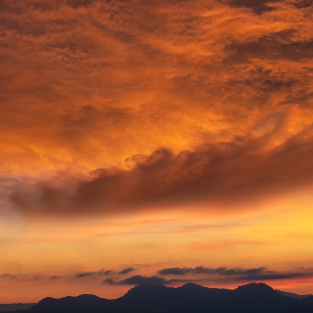 Густые облака оранжевого цвета на закате