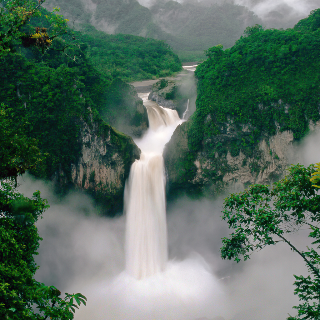 Большой водопад стекает с покрытых зеленью гор