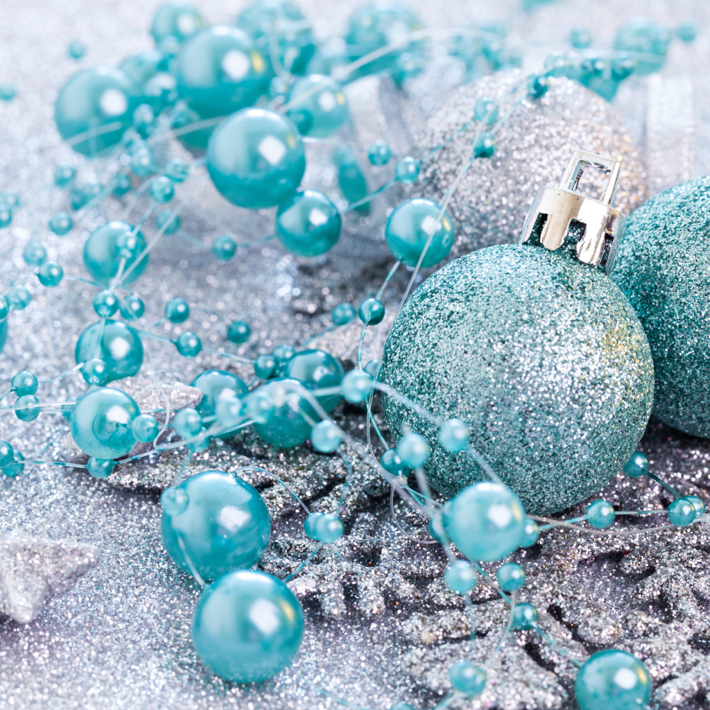 Красивые блестящие елочные шарики с бусами