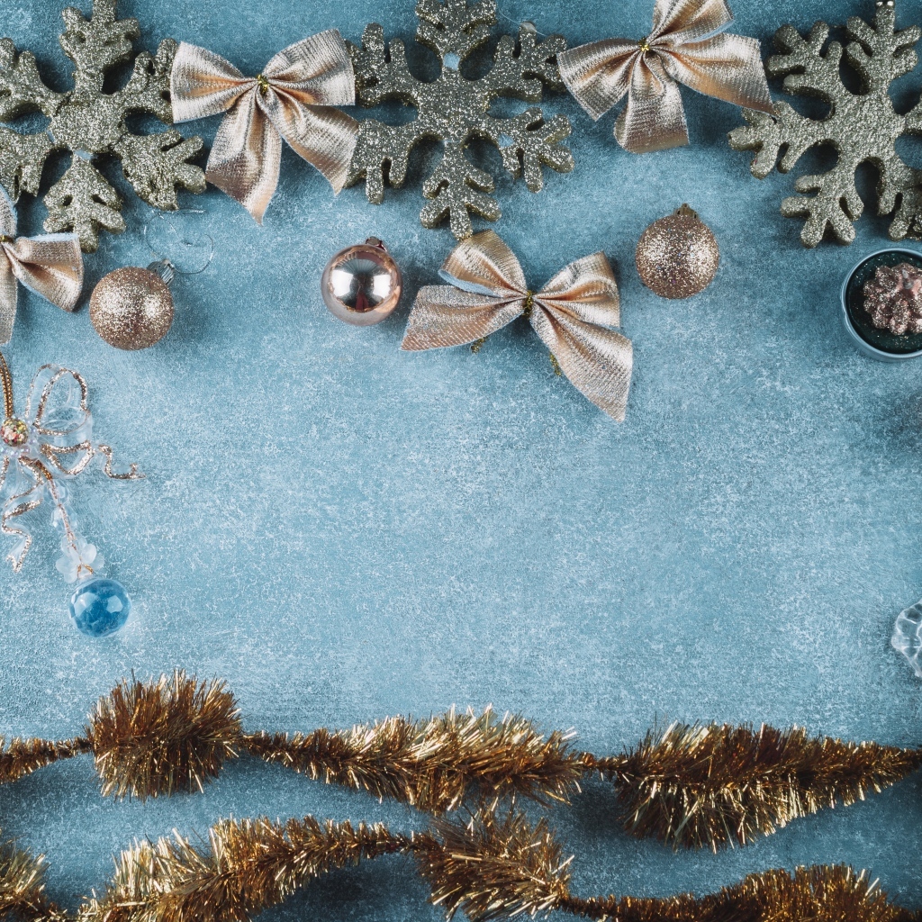 Бантики и мишура на голубом фоне для новогодней открытки