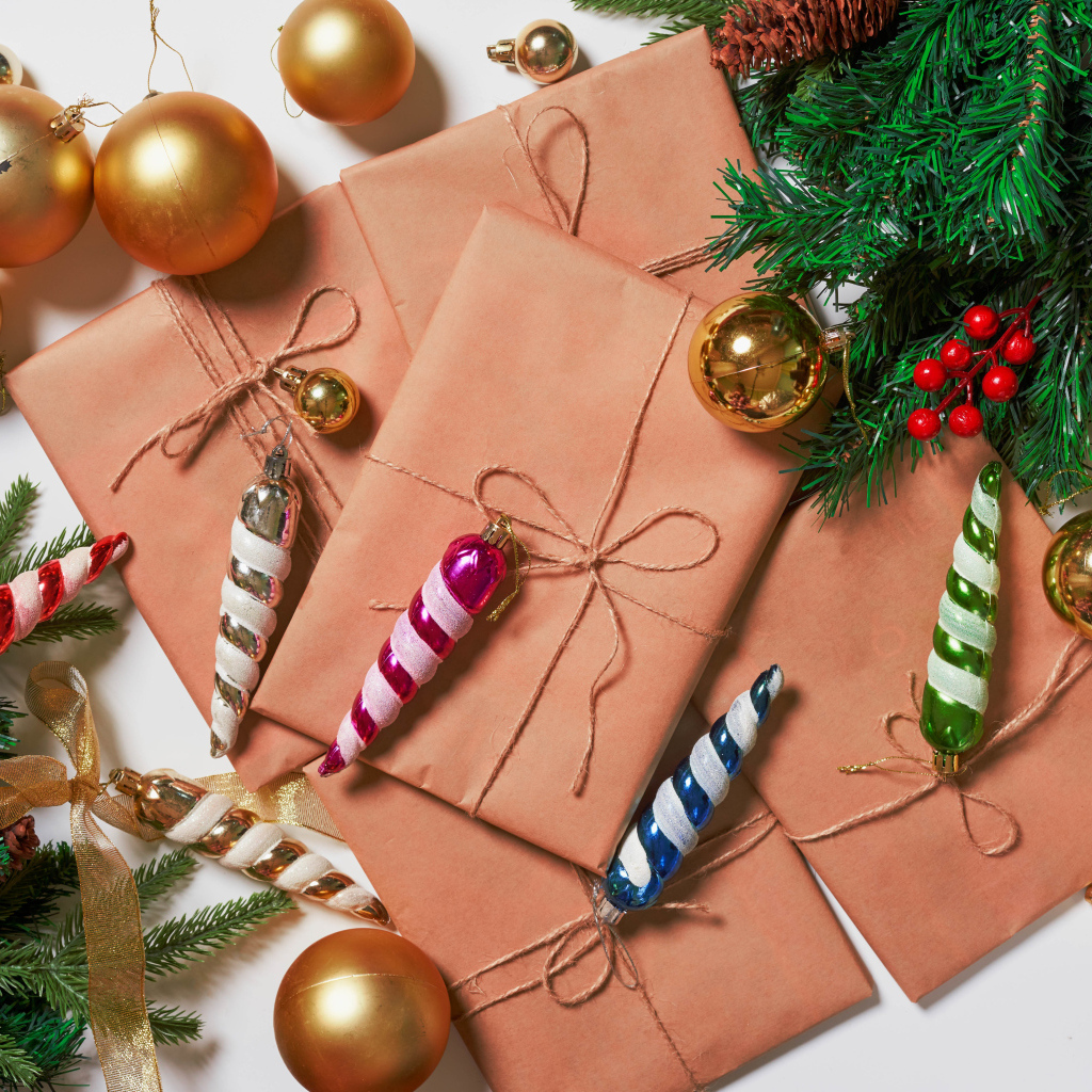 Подарки с игрушками и еловыми ветками