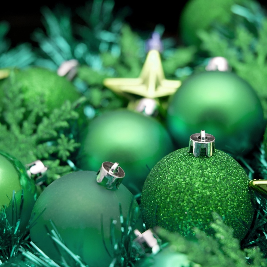Зеленые елочные игрушки крупным планом