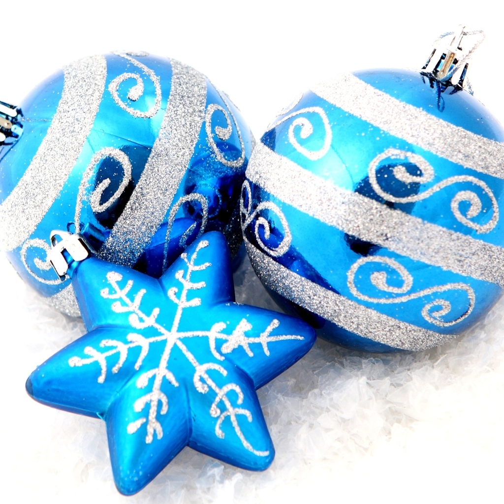 Два синих шарика и снежинка на белом фоне на новый год 2025