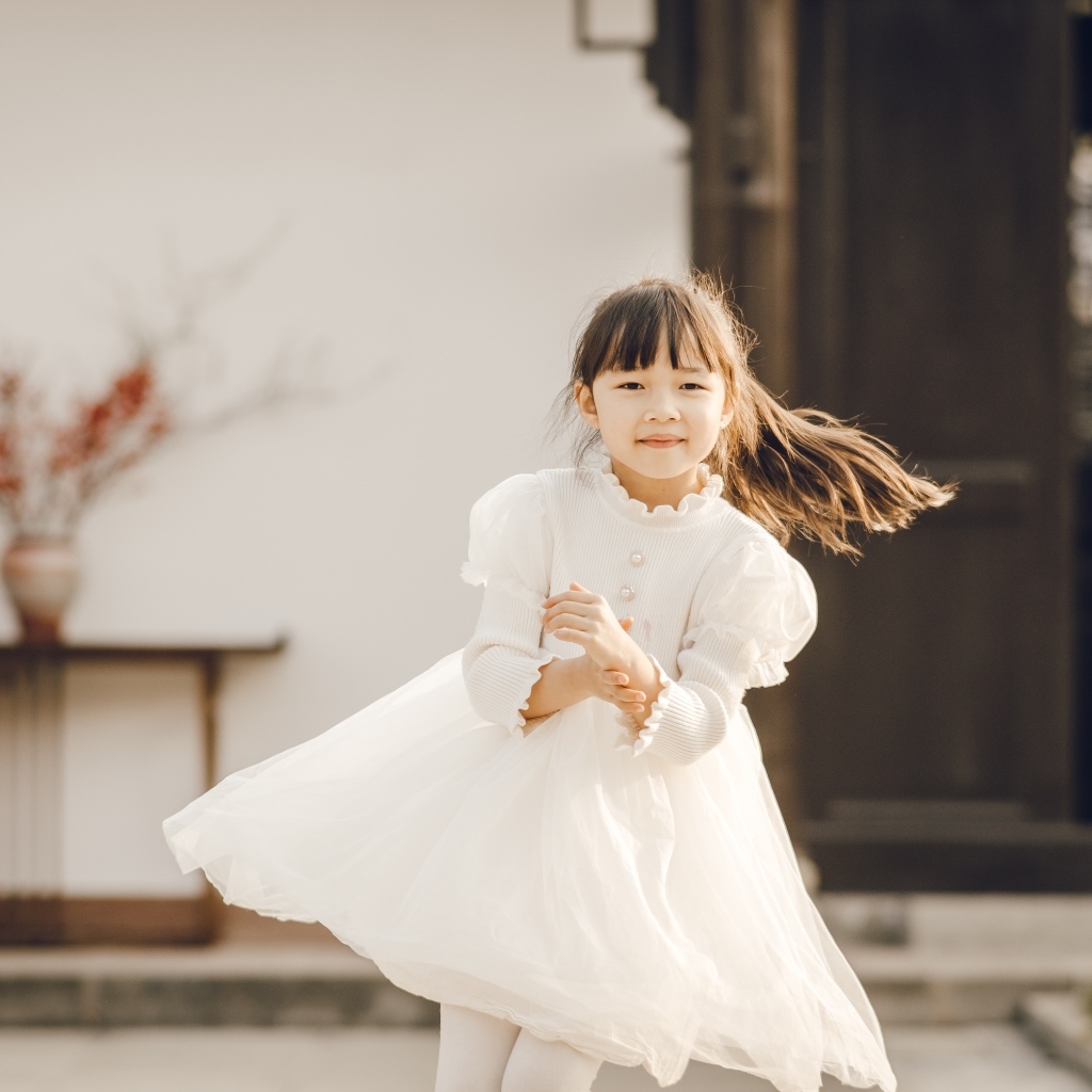 Девочка азиатка в красивом белом платье