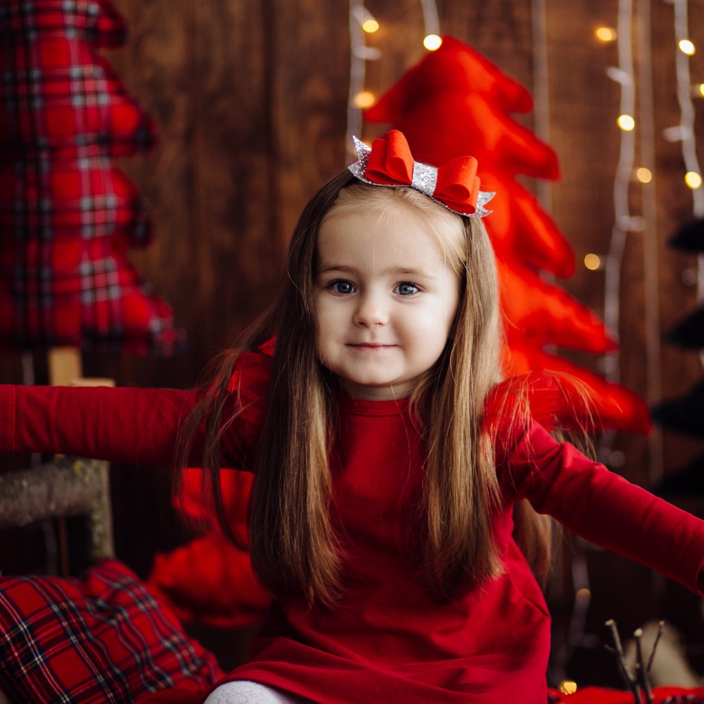 Красивая маленькая длинноволосая девочка в красном платье