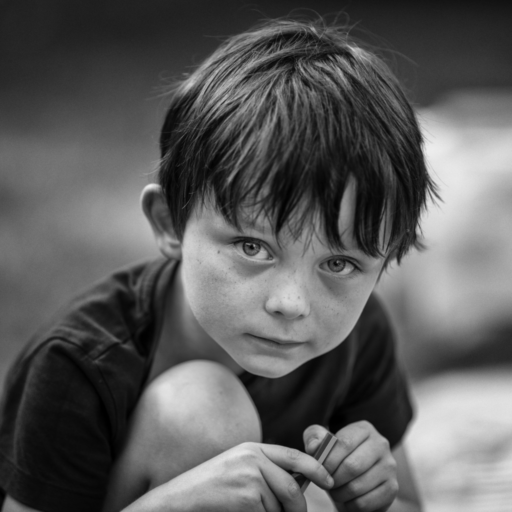 Черное-белое фото маленького мальчика