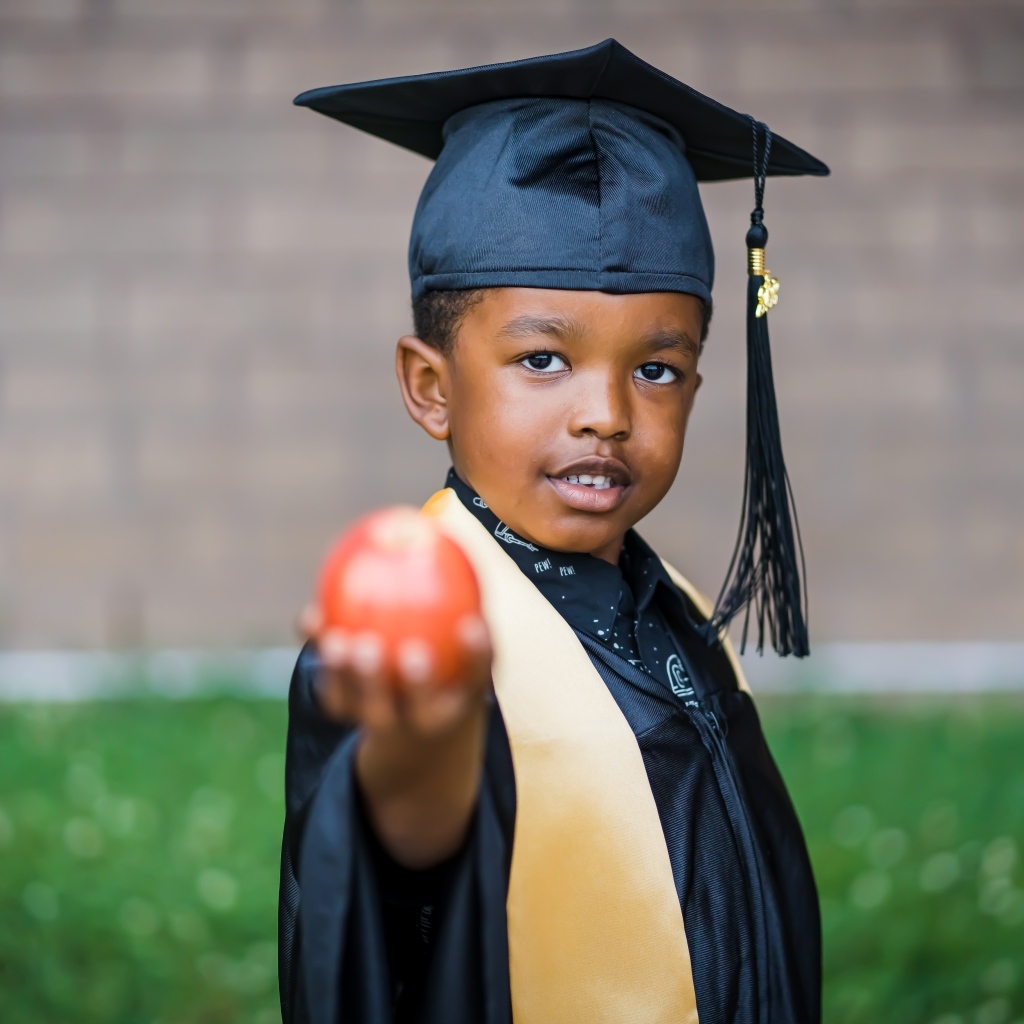 Темнокожий мальчик в костюме ученого