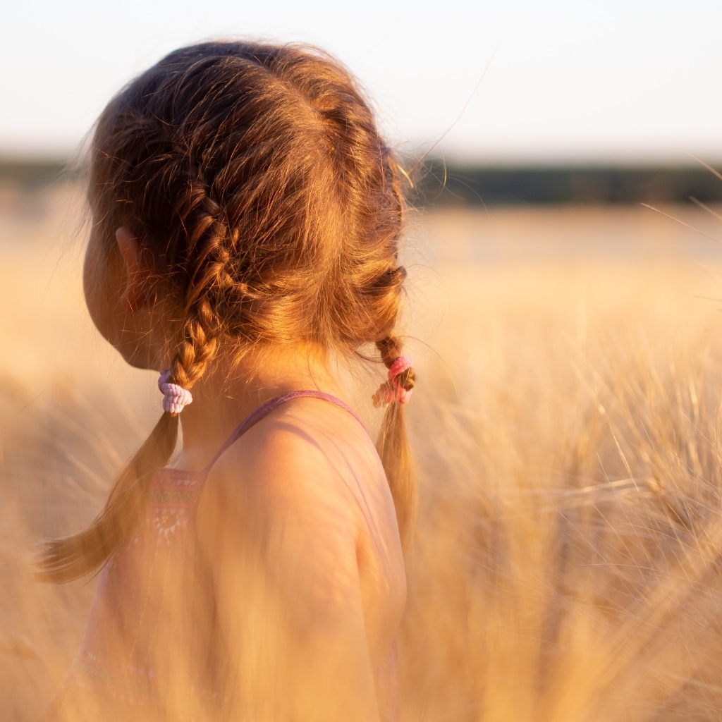 Косы на голове у маленькой девочки