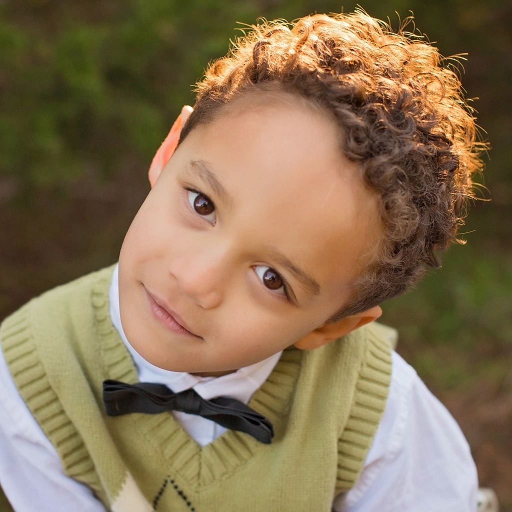 Кареглазый мальчик с кудрявыми волосами