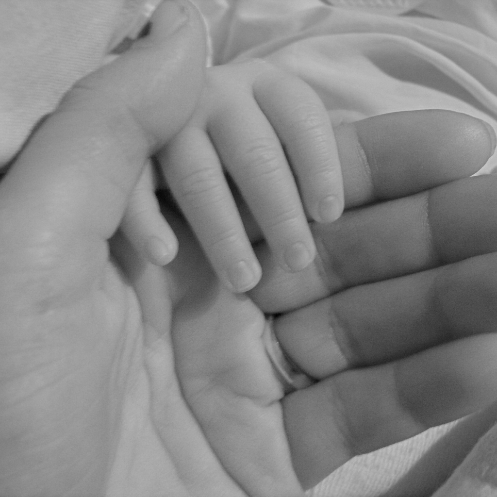 Рука ребенка в руке мамы