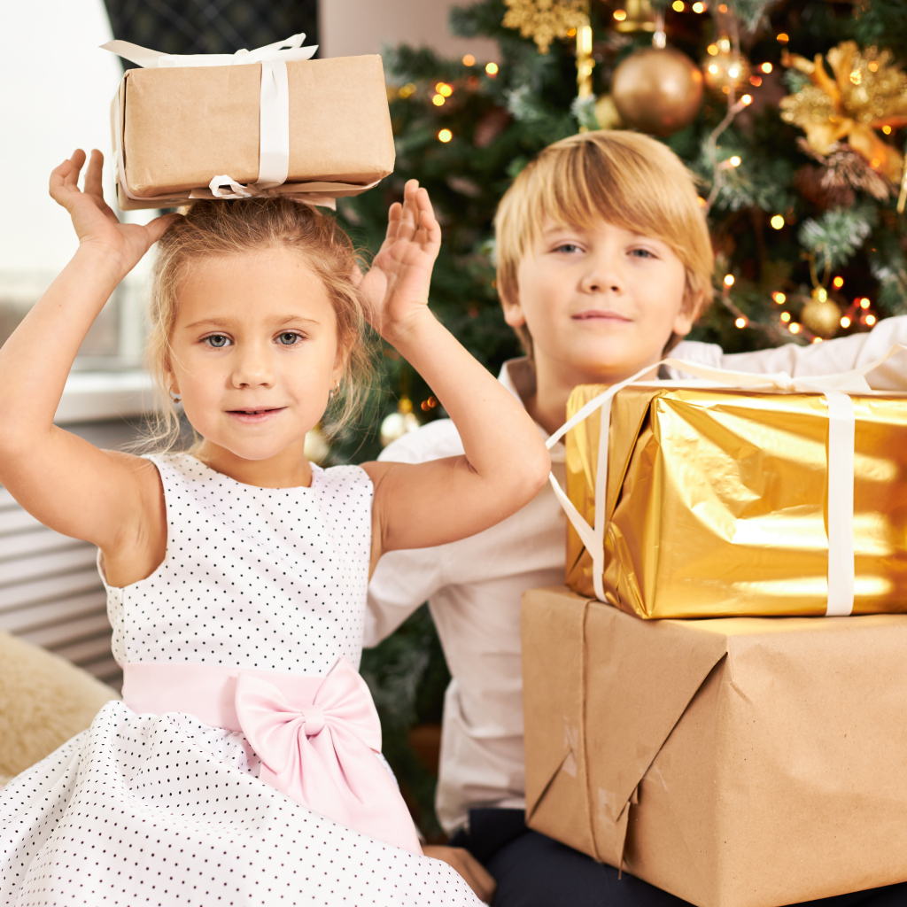 Дети с подарками на Рождество