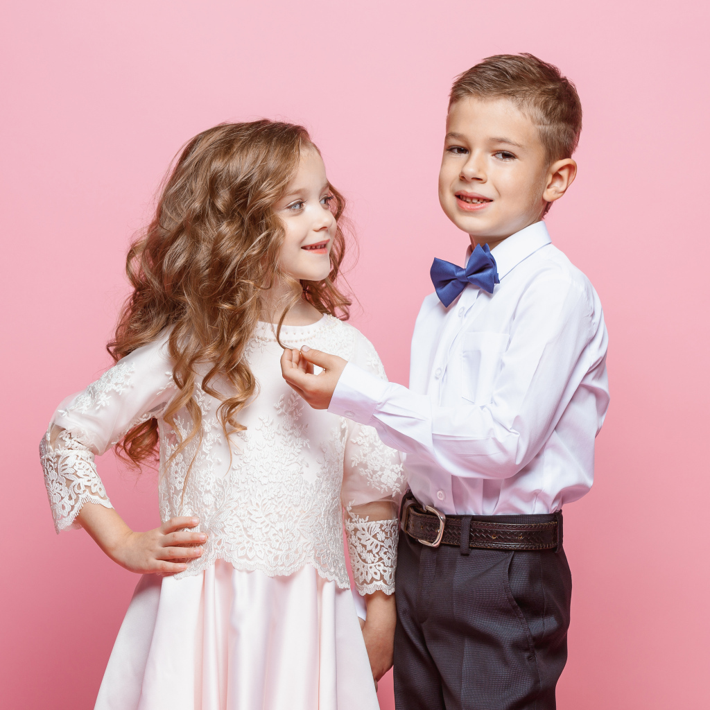 Пара мальчик и девочка на розовом фоне