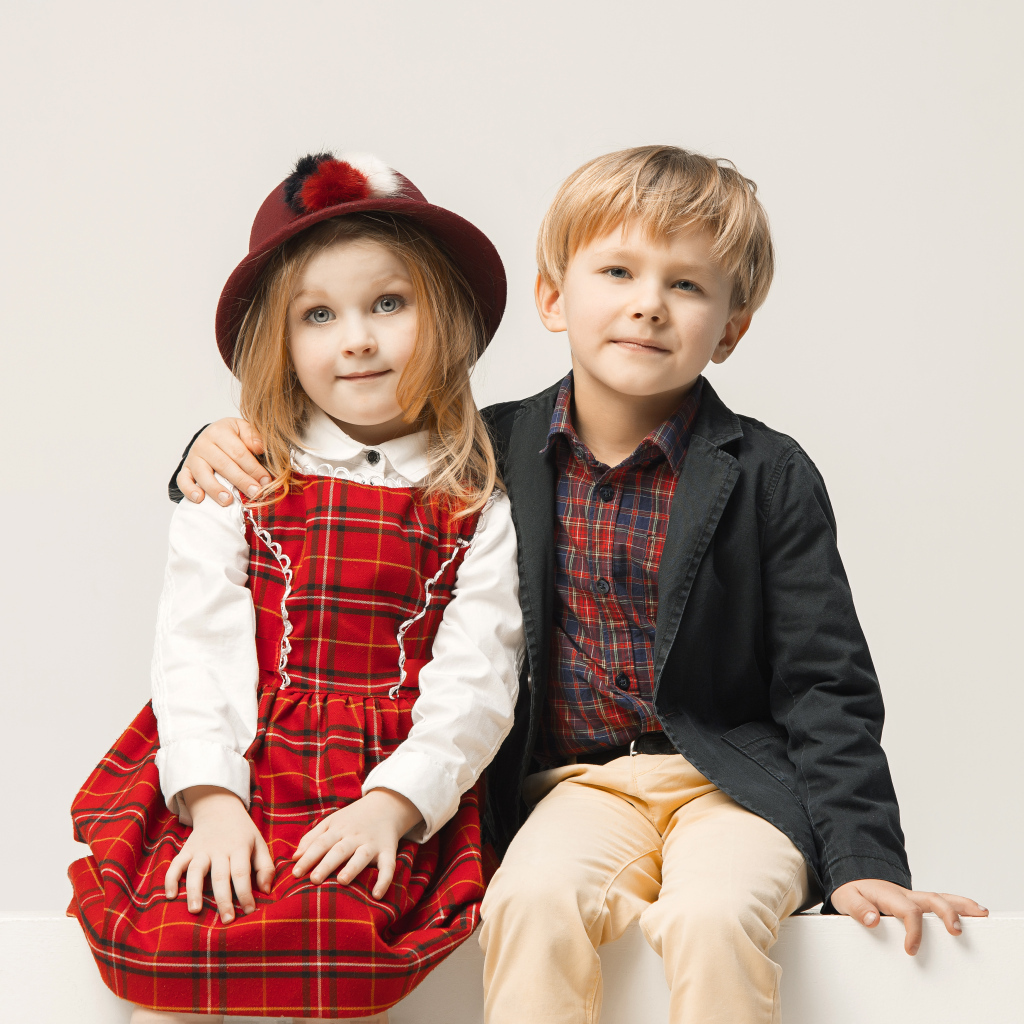 Пара мальчик и девочка на белом фоне