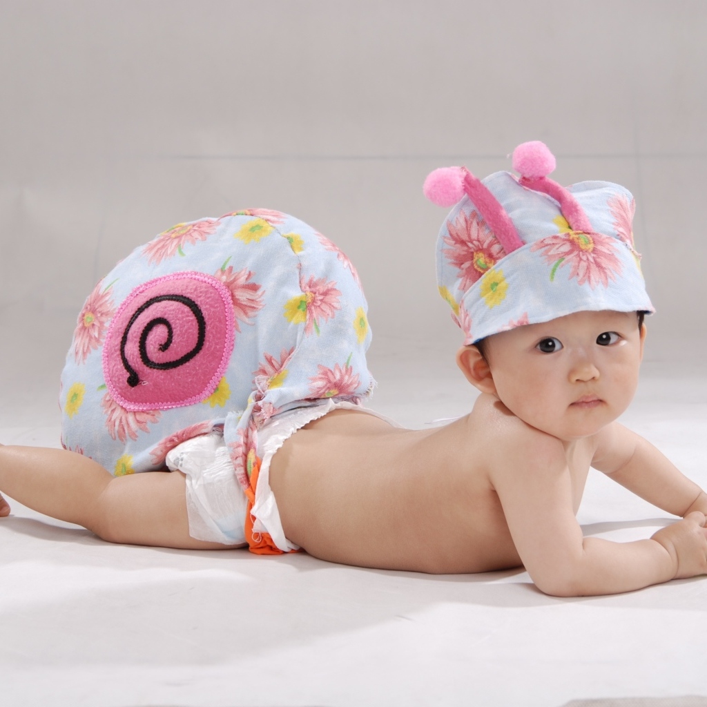 Милый азиатский ребенок в костюме гусеницы