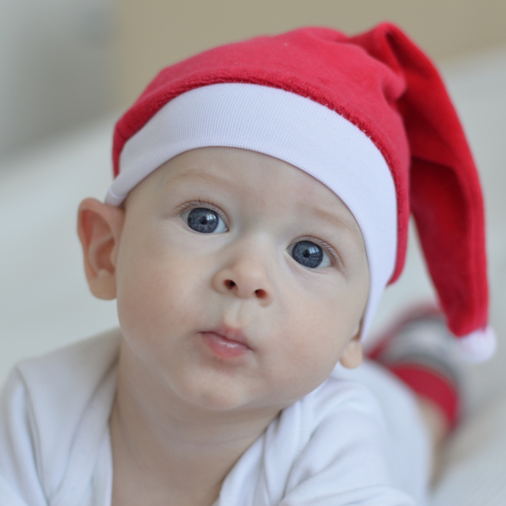 Милый малыш в шапке Санта Клауса 
