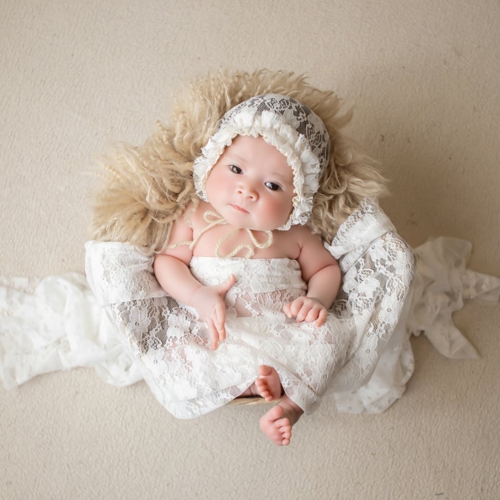 Милый новорожденный ребенок в колыбели 