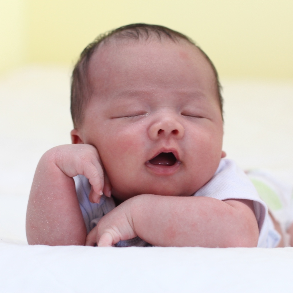 Милый спящий новорожденный ребенок 