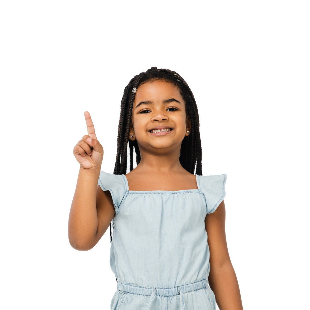 Темнокожая маленькая девочка на белом фоне