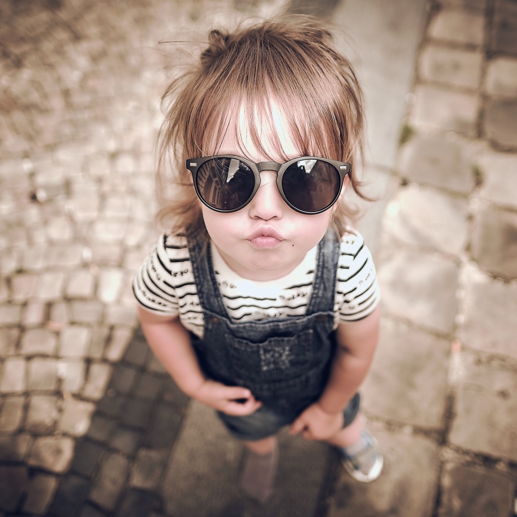 Смешная девочка в солнечных очках