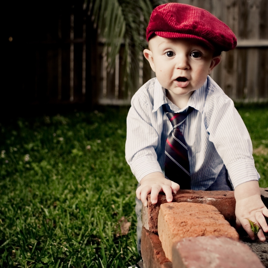 Смешной маленький мальчик в красной кепке