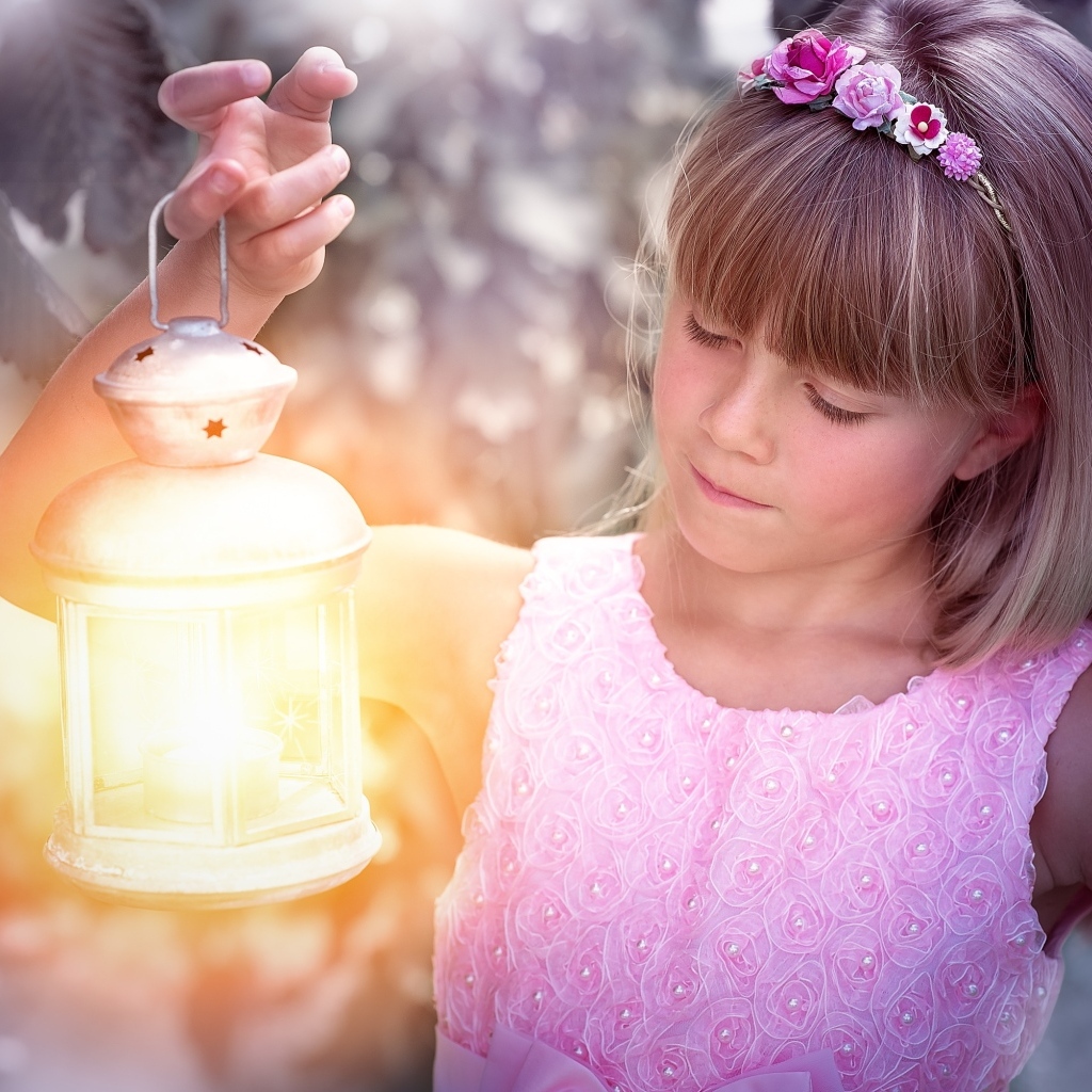 Девочка с фонариком в руках 