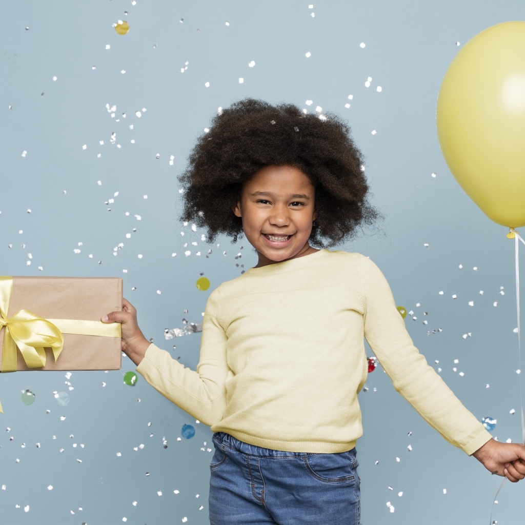 Счастливая девочка с подарком и шариком на голубом фоне