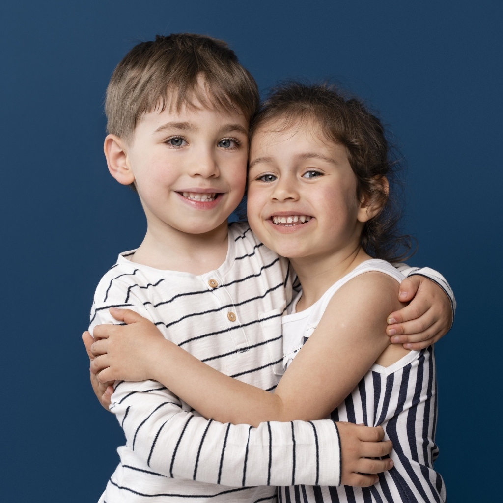 Объятия маленьких брата и сестры