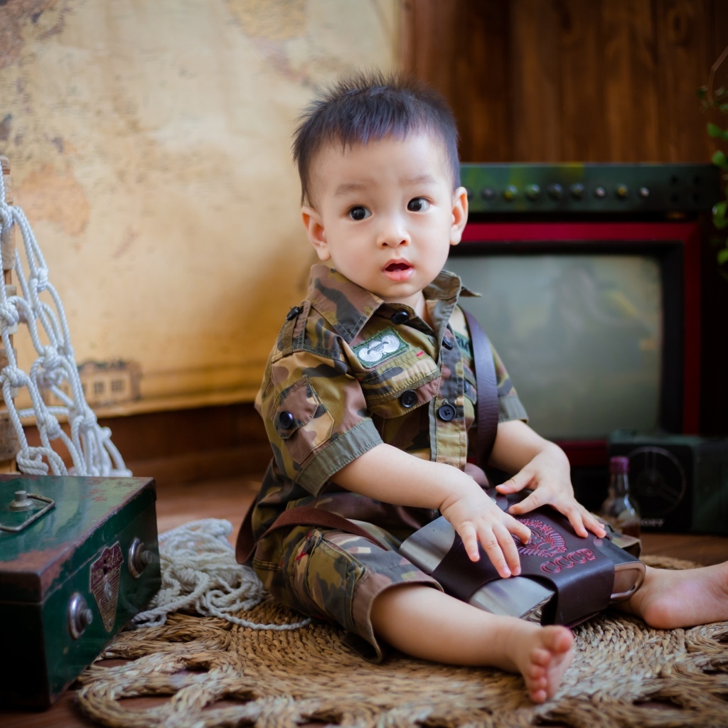 Маленький мальчик азиат в военной форме