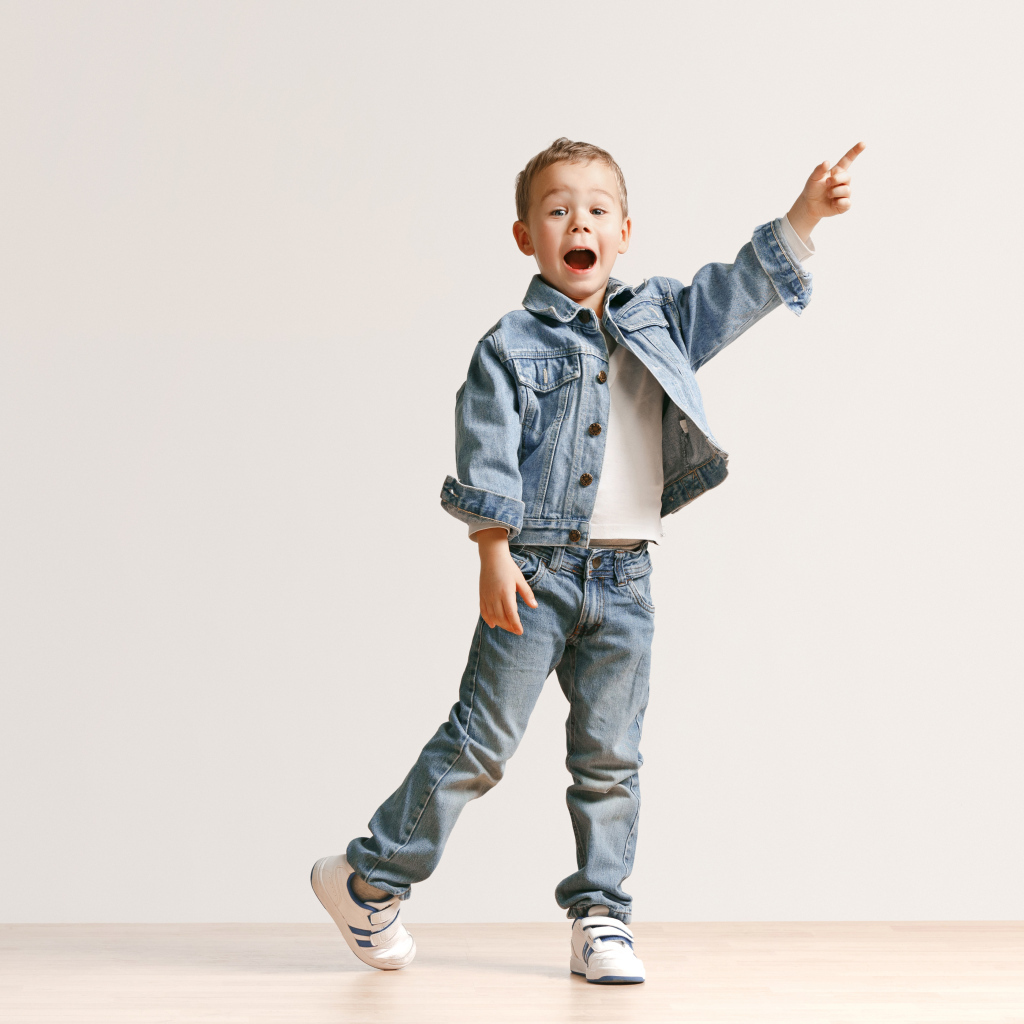 Маленький мальчик в джинсовом костюме