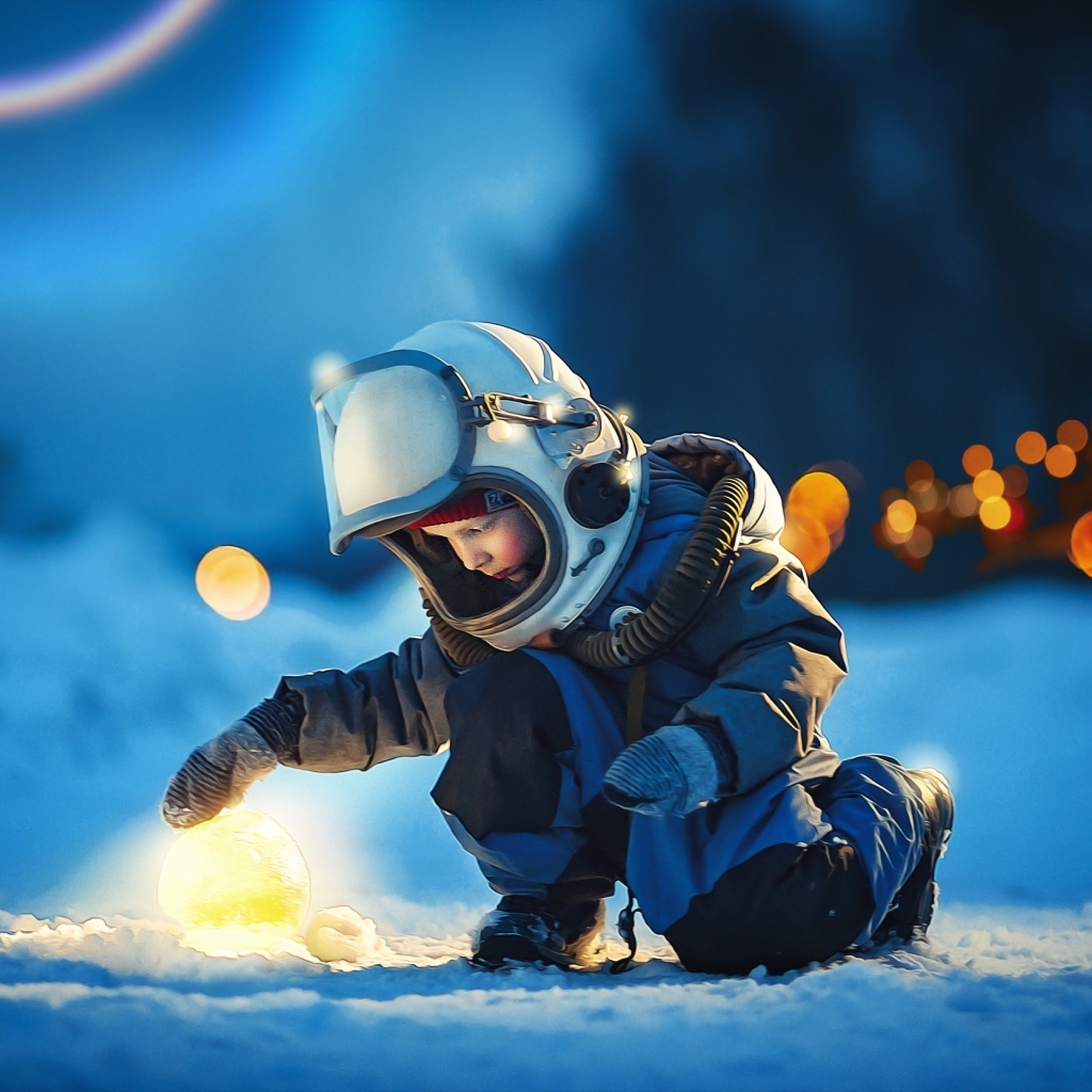 Маленький мальчик в скафандре на снегу