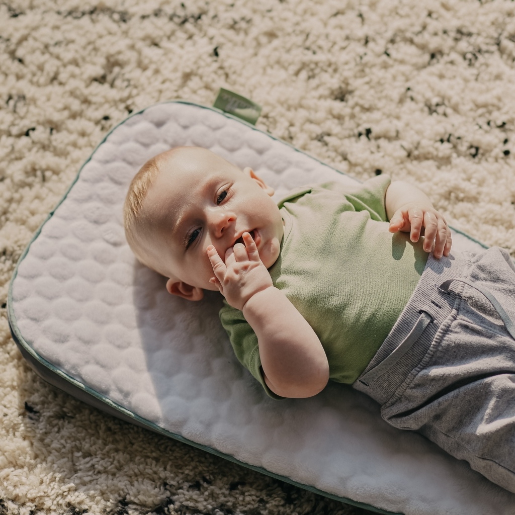 Маленький мальчик лежит на полу